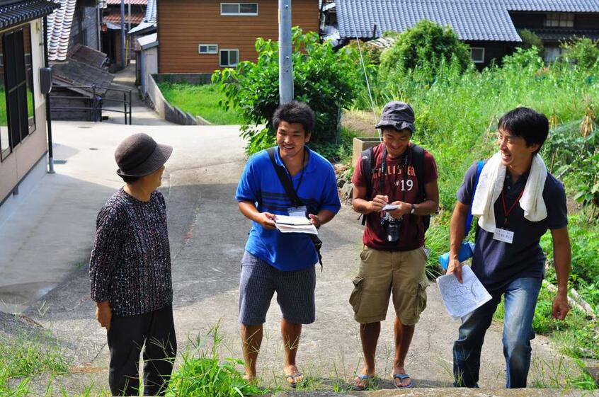 海士町でのフィールドワークの風景(右端が阿部さん)