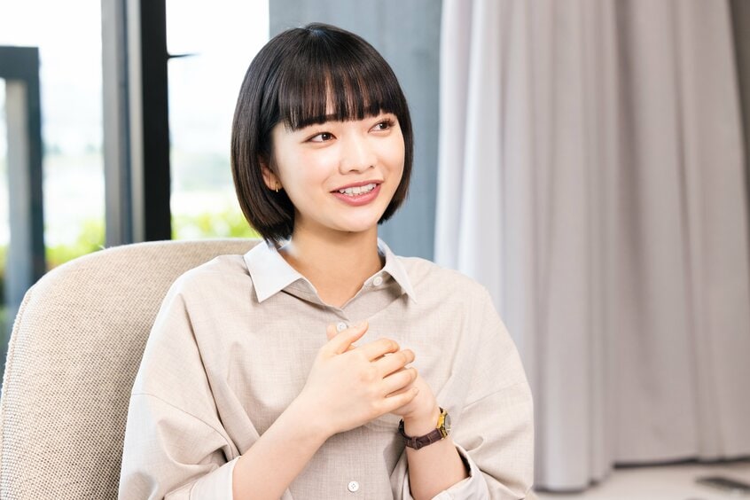 インタビュー中も撮影中も常に笑顔を絶やさない見上さん。明るく天真爛漫な人柄で現場を和ませている(photo 写真映像部・上田泰世)