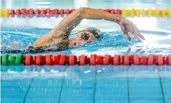 水泳選手「生理」になったらどうする? 元日本代表が明かす「痛みで失神」「白ジャージが真っ赤…」の過去
