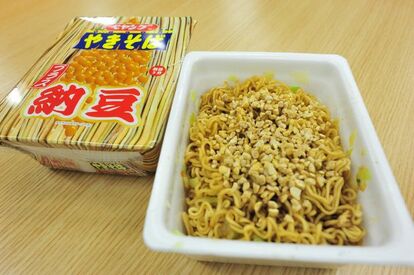 「ペヤングソースやきそばプラス納豆」。2月27日(月)、セブンイレブンやイトーヨーカドーなどのセブン&アイグループ店舗限定で発売される