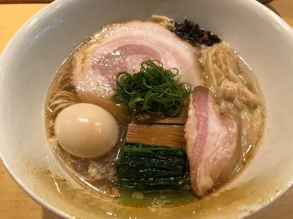 くろ喜の「特製醤油そば」は一杯1500円。こだわりのラーメンだ(筆者撮影)