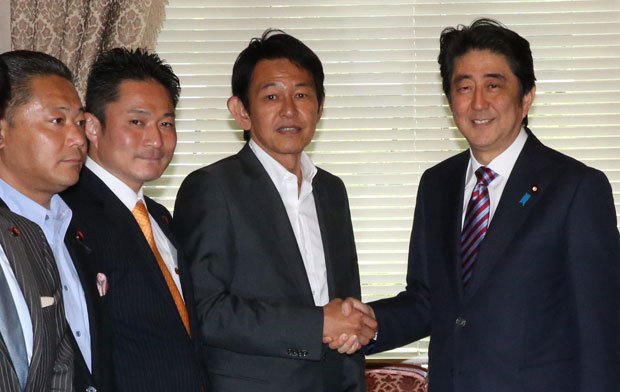 安倍首相は維新の大阪チームを味方につけ、ニンマリ　（ｃ）朝日新聞社　＠＠写禁