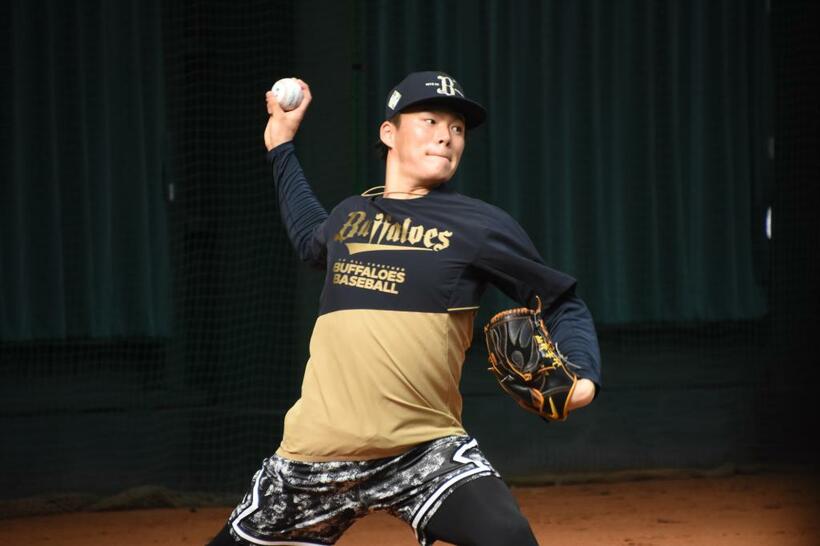 キャンプで投球練習に励むオリックスの山本由伸投手（２月１日、宮崎市）