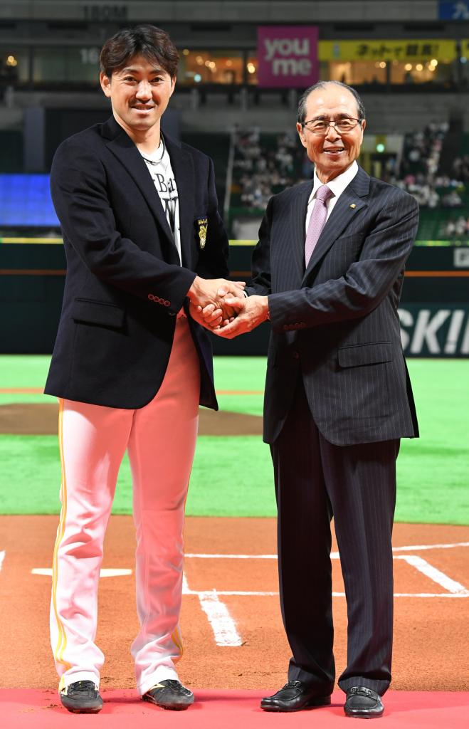 昨年、名球会入りしたソフトバンク・内川聖一選手（左）。「特例枠」で名球会の活性化が期待される　（ｃ）朝日新聞社