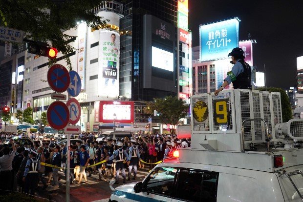 日本の歴史的勝利で東京・渋谷のスクランブル交差点は人であふれ、DJポリスが出動（撮影・井上和典）