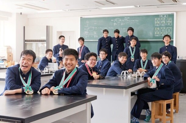 大阪星光学院
<br />（大阪・私立・男子／中高一貫）
<br />様々な科学コンテストで毎年入賞者が輩出。今年は国際物理オリンピック銅メダル（澤岡洋光さん、前列右）、全国物理チャレンジ金賞・化学グランプリ銀賞（白井秀和さん、前列左）、日本生物学オリンピック金賞（景山魁さん、澤岡さんの右後方）を受賞（ｐｈｏｔｏ　楠本　涼）
<br />