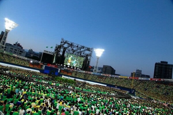 ゆず 15年ぶり横浜スタジアム弾き語り公演で6万人熱狂、最新曲「終わらない歌」ライブ初披露