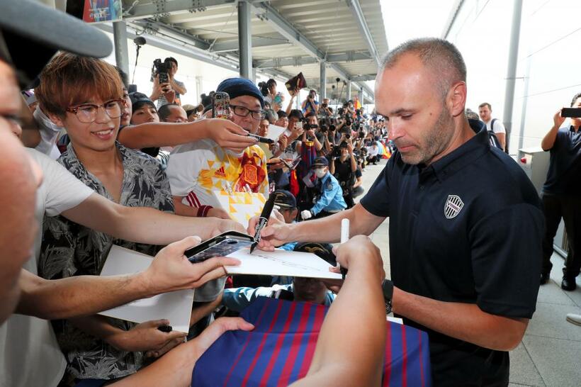 空港でファンにサインをするイニエスタ選手（c）朝日新聞社