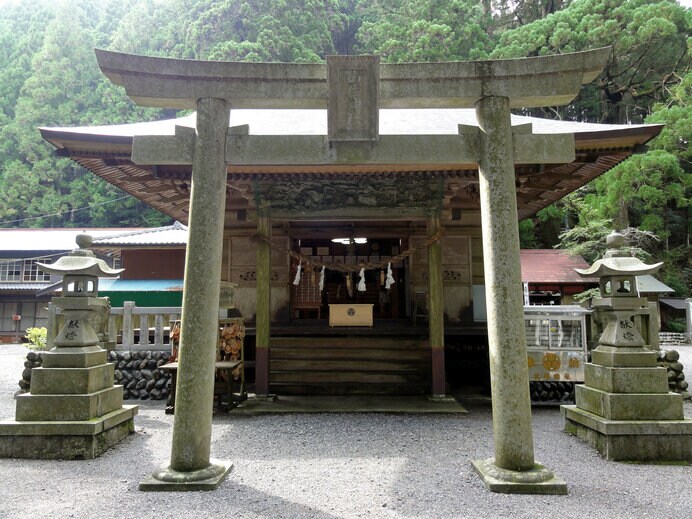 深山の奥の奥にたたずむ山住神社。「ヤマイヌ」とも呼ばれたオオカミ信仰の聖地です