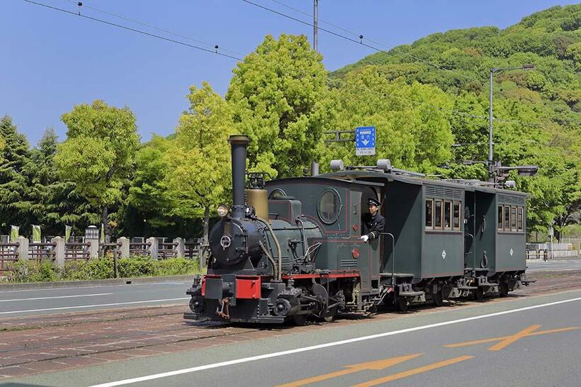 松山観光のシンボル「坊ちゃん列車」は、見事な明治調の演出で観光客から好評を博している。D1型1号機が牽く松山市駅行き坊ちゃん列車。県庁前～市役所前（撮影／諸河久：2019年4月20日）