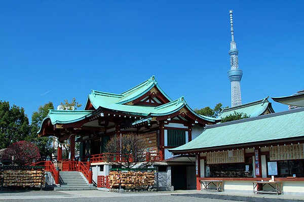 伝統と最先端が同居。境内からスカイツリーを望む亀戸天神