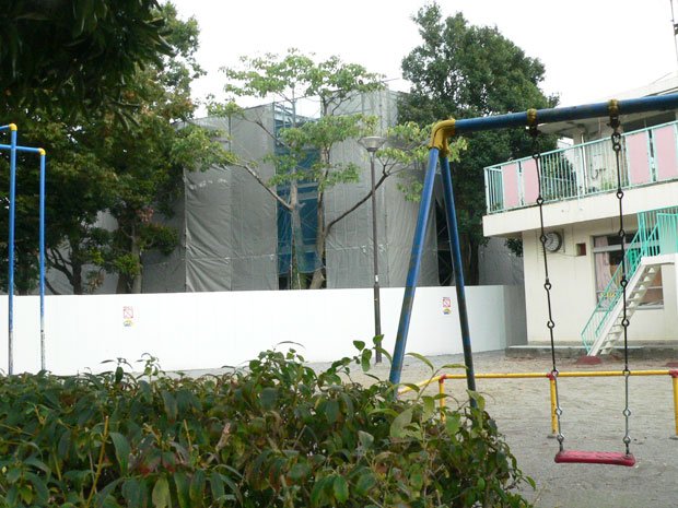 中野区の「みなみ公園」では、児童館の隣で認可保育所の建設工事が進んでいる（撮影／編集部・小林明子）