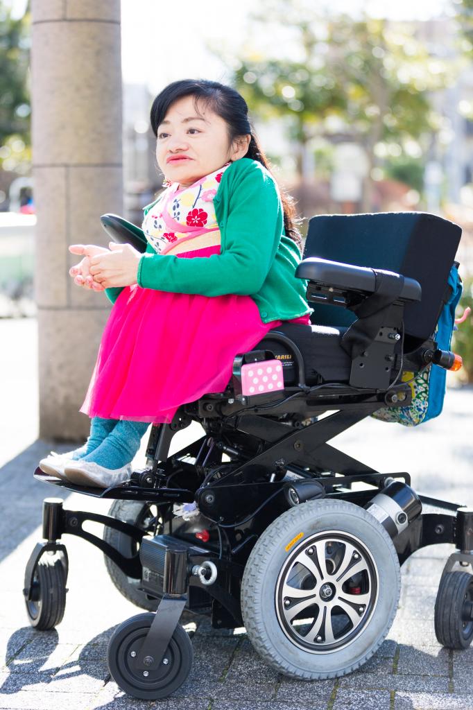 生まれつき骨が折れやすい骨形成不全症で電動車いすを利用する伊是名夏子さん。「声を上げていかなければ変わらない。誰もが生きやすい社会になるために、みんなで一緒に考えていきたい」（写真／小黒冴夏）