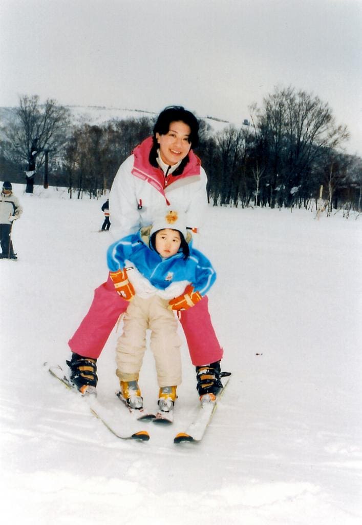 2005年2月、長野県の奥志賀高原でスキーを楽しむ雅子さまと愛子さま
