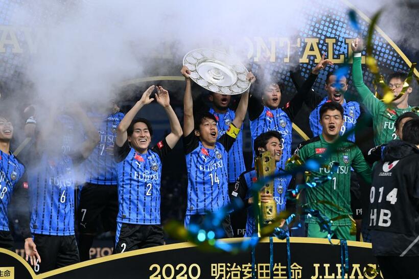 サッカーＪ１で優勝を決め、シャーレを掲げる川崎の選手たち＝１１月２５日（C）朝日新聞社