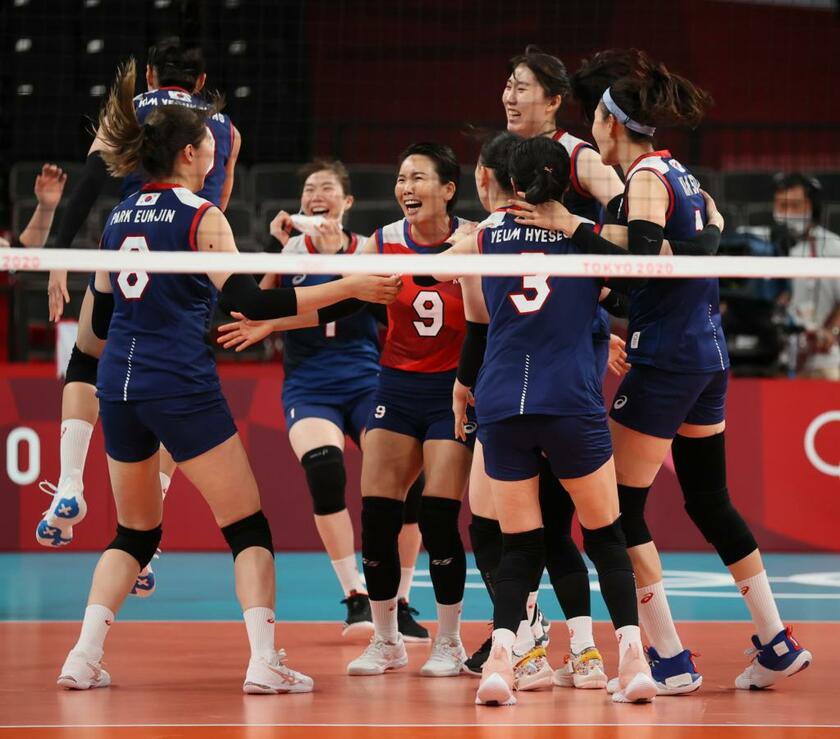 フルセットの末、日本に勝利し喜ぶ韓国の選手たち（C)朝日新聞社