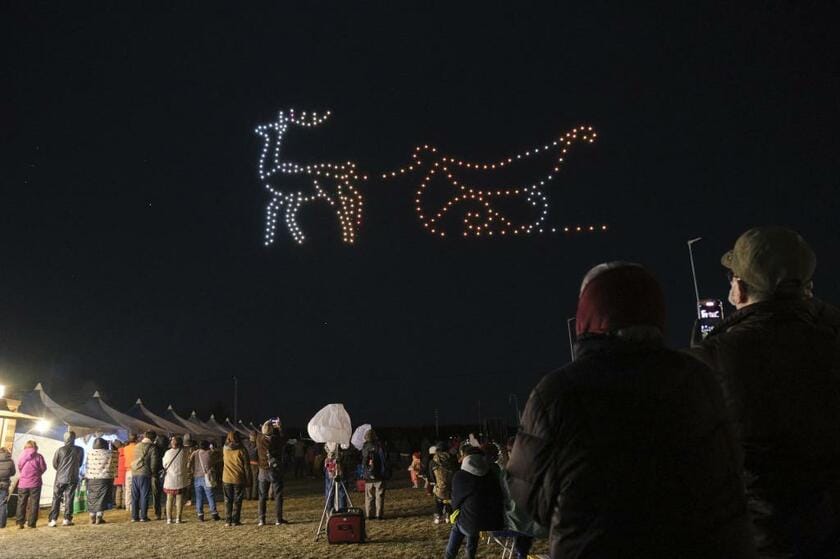 クリスマスの町の夜空を彩ったドローンによる光のショー（Ｐｈｏｔｏ　ｂｙ　Ｋｉｙｏｔａ　Ｃｈｉｈｉｒｏ）