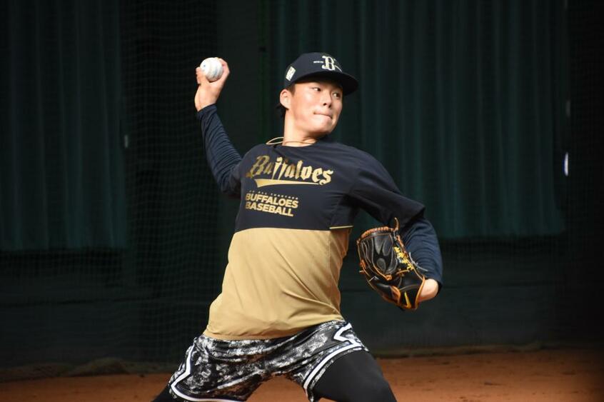 キャンプで投球練習に励むオリックスの山本由伸投手(2月1日、宮崎市)