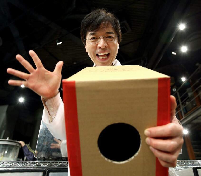 空気砲を構える米村でんじろう先生(c)朝日新聞社