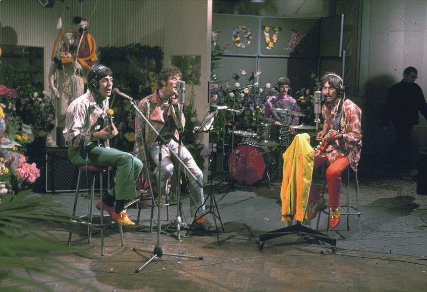 The　Beatles／英・リバプールで結成、1962年「ラヴ・ミー・ドゥ」でデビュー、70年解散。“最後のビートルズ・ソング”「ナウ・アンド・ゼン」が11月2日に、『ザ・ビートルズ1962年～1966年』（通称「赤盤」）、『ザ・ビートルズ1967年～1970年』（通称「青盤」）の2023エディションが11月10日に世界同時発売。写真は初の世界同時衛星中継番組「われらの世界」に出演した際のもの＝1967年6月、英・ロンドン（写真：Shutterstock／アフロ）