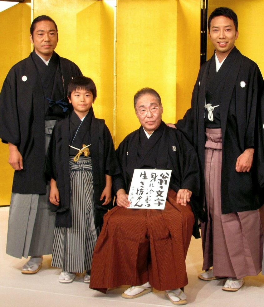 2011年の「四代目猿之助」襲名会見のときの香川照之と市川團子（左から2人目）