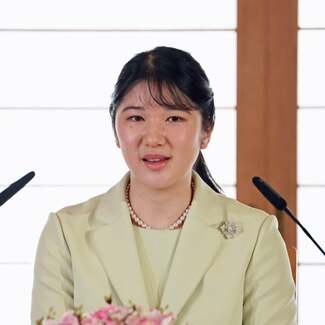 〈22歳の誕生日を迎えて〉愛子さまが雅子さまに応じた「生んでくれてありがとう」の22年 天皇一家仲良し写真で振り返る