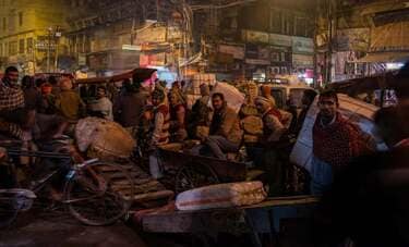 どこへ行っても人、人、人。インドの裏道、混沌が渦巻く夜の街