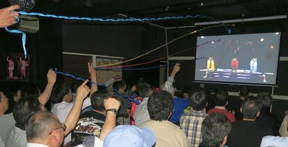 ライブハウスであったイベント「キャンディーズ・フォーエバー」では、大画面に向かって紙テープを投げる人が続出した