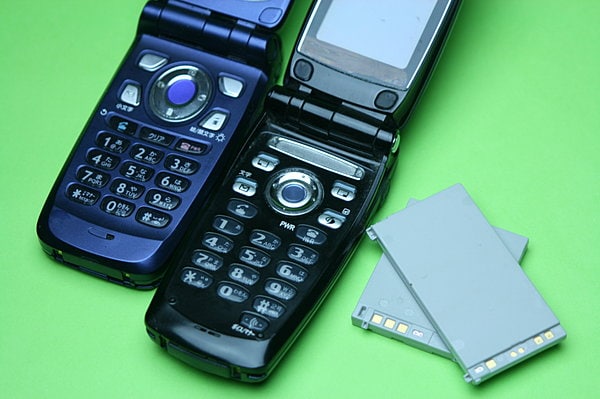 古い携帯電話はコレクションせずに、ぜひ回収に協力しましょう！