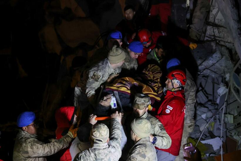 崩壊した病院から助け出された人／トルコ・イスケンデルン（photo　ロイター／アフロ）
