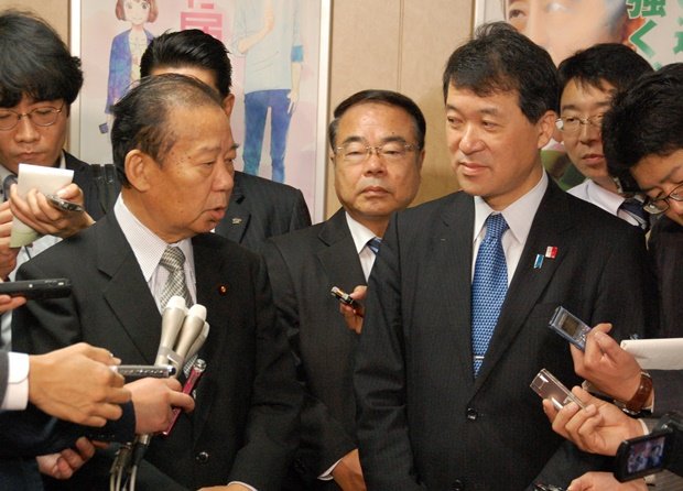 ２０１６年１０月、新潟県知事選で泉田氏に支援を要請した二階幹事長　（ｃ）朝日新聞社