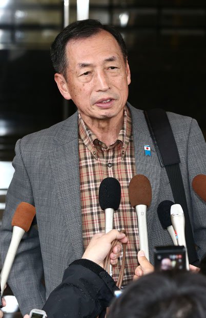 逮捕前に報道陣の取材に応じる田母神容疑者　（ｃ）朝日新聞社