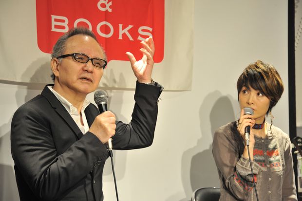 売野雅夫氏（左）と荻野目洋子氏（右）。９月２９日、東京都渋谷のＨＭＶ＆ＢＯＯＫＳ　ＴＯＫＹＯで催されたトークイベントにて。約７０名のファンが集まり、伝説的作詞家の自伝出版を祝福した。