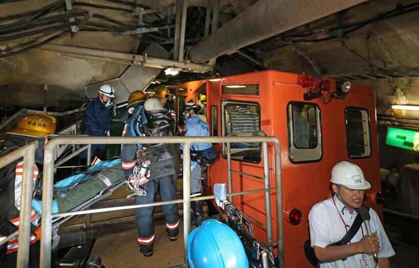 体験坑道のケーブルカー。写真は2015年に行われた、青函トンネルでの総合防災訓練での様子（C）朝日新聞社