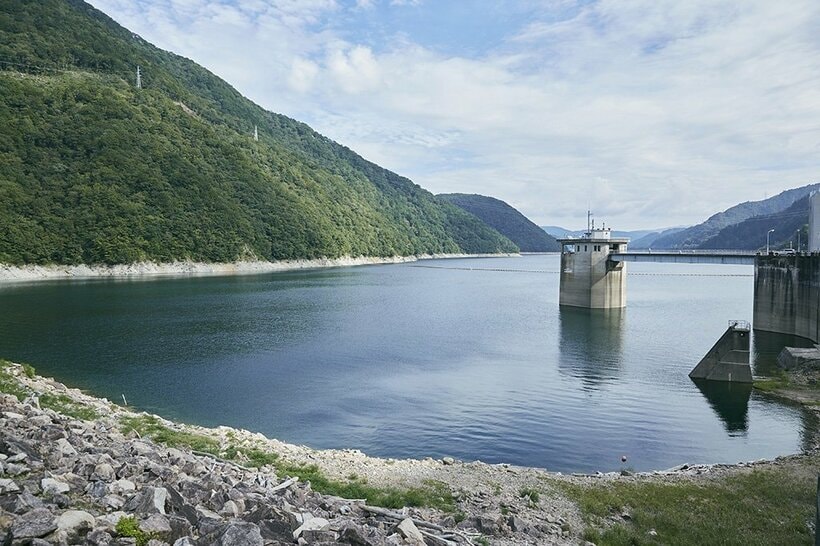 静かに満々たる水を貯える御母衣湖