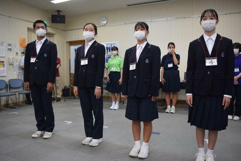 2023年度から性別問わず選択式になった宮崎県日南市の公立中学校の制服。左から２種類のスラックス、キュロット、スカート