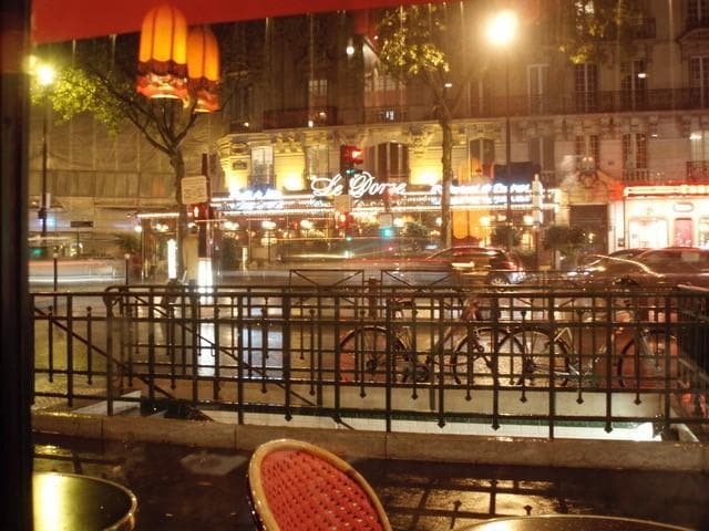 パリでは夜も空いているカフェが多い（写真提供：Miki Iida）