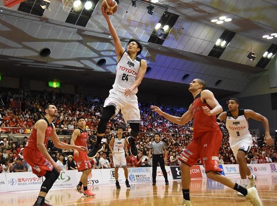 レイアップシュートを放つＡ東京の田中＝千葉・船橋アリーナ（撮影・伊木緑）