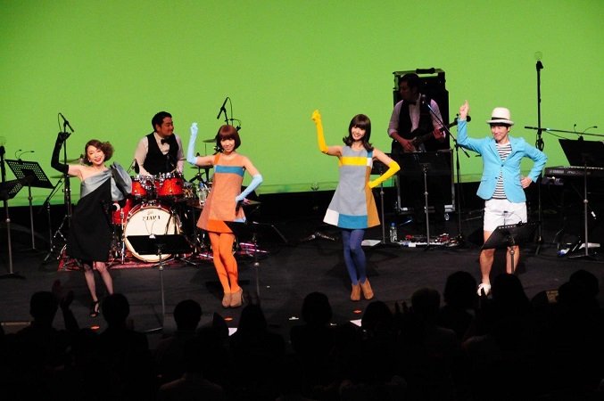 野宮真貴プロデュース“渋谷のラジオの渋谷系フェス”が大盛況、小西康陽と16年ぶりのステージ共演も