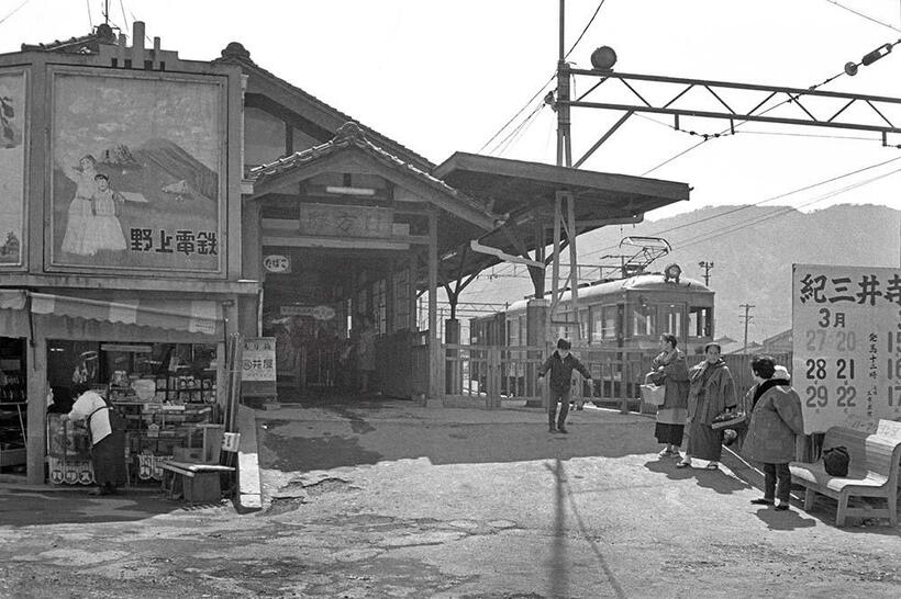 郷愁あふれる野上電鉄日方駅の情景。モータリゼーションの進捗と地方過疎化の波に翻弄されて、訪問から30年後の1994年4月に廃止された。（撮影／諸河久：1965年3月22日）