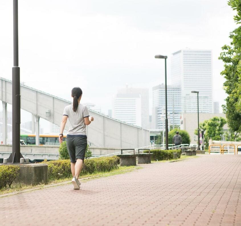 朝日を浴びながら、リズムを刻む。寝ている間には水分が失われているので、水分補給をしてから歩こう(撮影/写真部・張溢文)