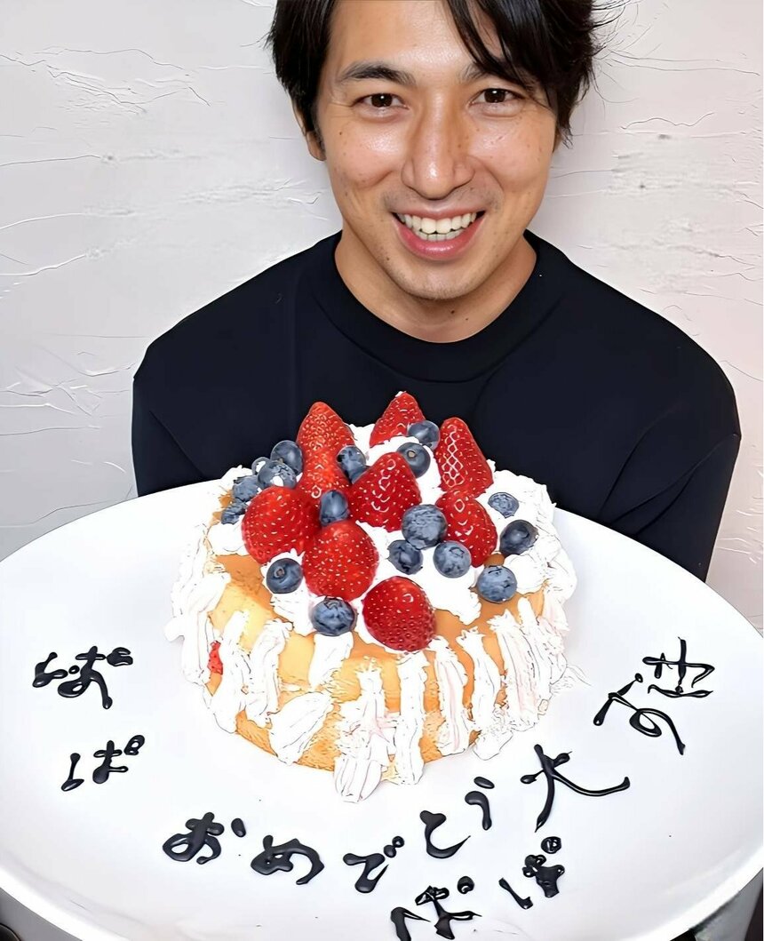 誕生日に子どもたちからもらったケーキ（提供）