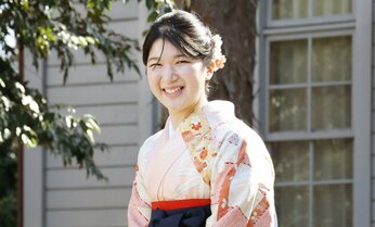 【祝ご卒業】愛子さま「カレーもペロリ」 お友だちと顔をくっつけてパシャリと自撮り 宝石箱のような18年間の学習院キャンパスの青春