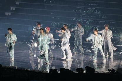 8枚のシングルすべてを構成に盛り込んだ「Snow Man 1st DOME TOUR 2023 i DO ME」から、発売わずか１カ月でミリオンセールスを達成した最新シングル「タペストリー」。このライブで披露された衣装は、パリコレでモデルも務める最年少19歳のラウールが担当している（撮影＝岡田晃奈）。その全10体（うちユニット曲４体）すべてをAERA2023年6月26日号に掲載。左から、渡辺翔太、目黒蓮、ラウール、佐久間大介、深澤辰哉、岩本照、阿部亮平、向井康二、宮舘涼太
