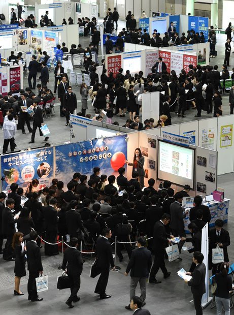 採用活動が解禁された３月１日、大阪市で開かれた合同説明会には多くの学生が訪れた　（ｃ）朝日新聞社