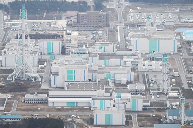 青森県六ケ所村にある日本原燃の再処理工場と関連施設（２０１３年４月撮影）。１９９３年に建設が始まり、９７年に完成する予定だったが、まだ完成していない　（ｃ）朝日新聞社