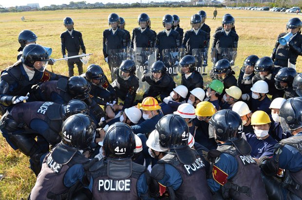 伊勢志摩サミットでデモを想定して訓練する三重県警　（ｃ）朝日新聞社