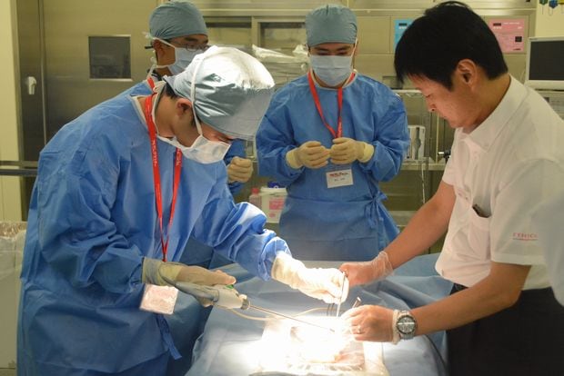 大学病院で実施された高校生の手術体験　（ｃ）朝日新聞社