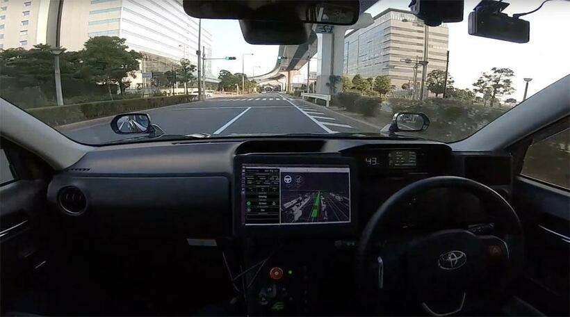 東京都内で行われた自動走行実験の様子。運転手は席にいて、いつでも手動運転に切り替えられる状態で走行している（ティアフォー提供）