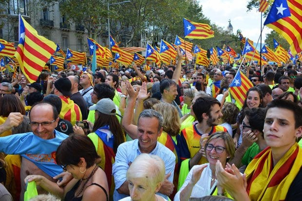 スペイン北東部バルセロナで、カタルーニャ州の独立を訴えた集会。並んでいるのは独立のシンボル旗　（ｃ）朝日新聞社